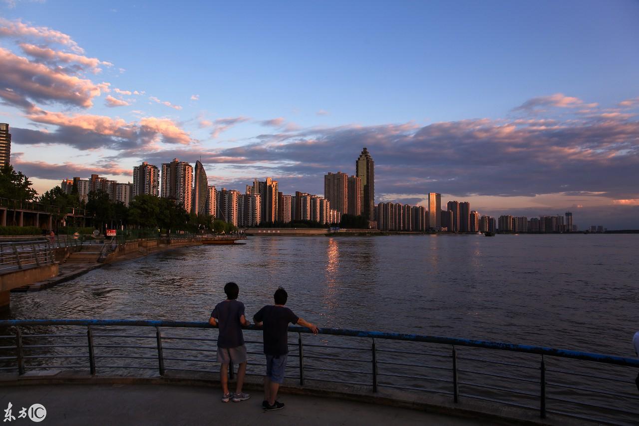 秋日天空,多声道环绕立体声,临场观影体验媲美影院沉浸式效果 秋日天空,多声道环绕立体声,临场观影体验媲美影院沉浸式效果